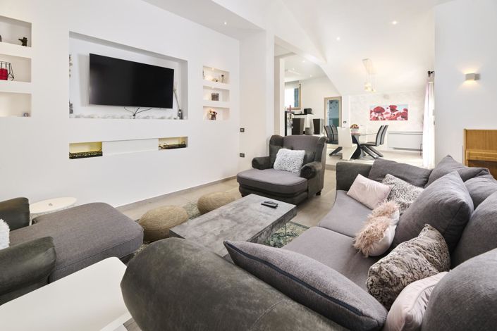 Image No.11-5 Bed Property for sale