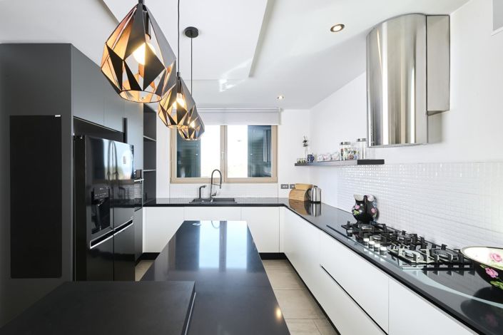 Image No.17-5 Bed Property for sale