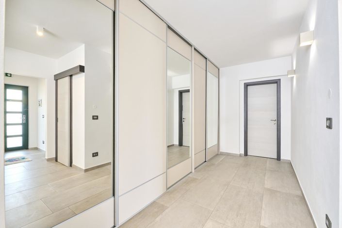 Image No.19-5 Bed Property for sale