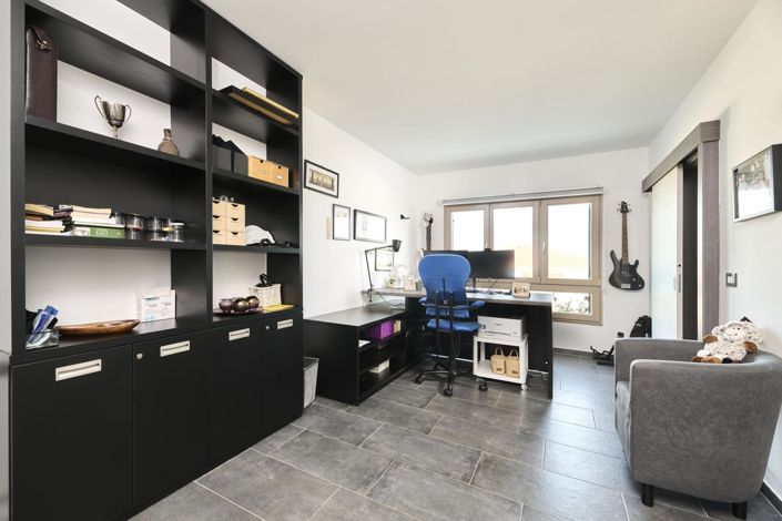 Image No.20-5 Bed Property for sale