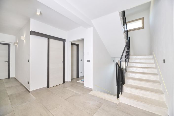 Image No.24-5 Bed Property for sale