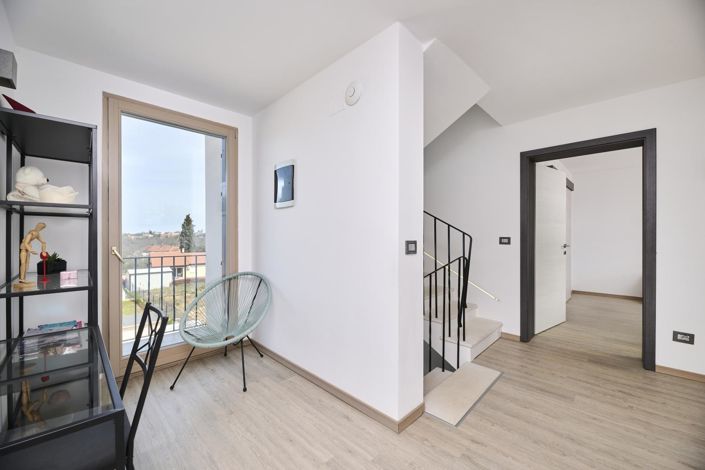 Image No.25-5 Bed Property for sale