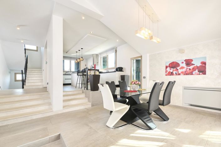 Image No.9-5 Bed Property for sale