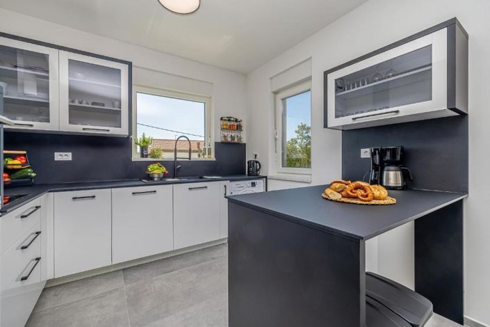 Image No.4-4 Bed Property for sale