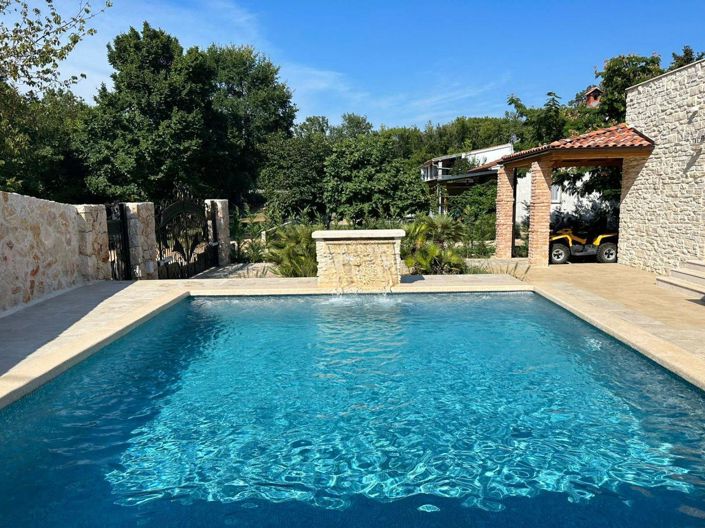 Image No.11-3 Bed Property for sale