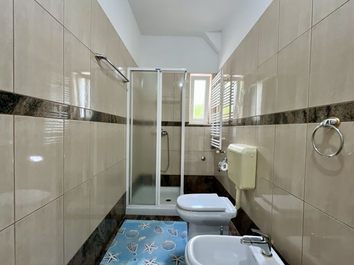 Image No.13-6 Bed Property for sale