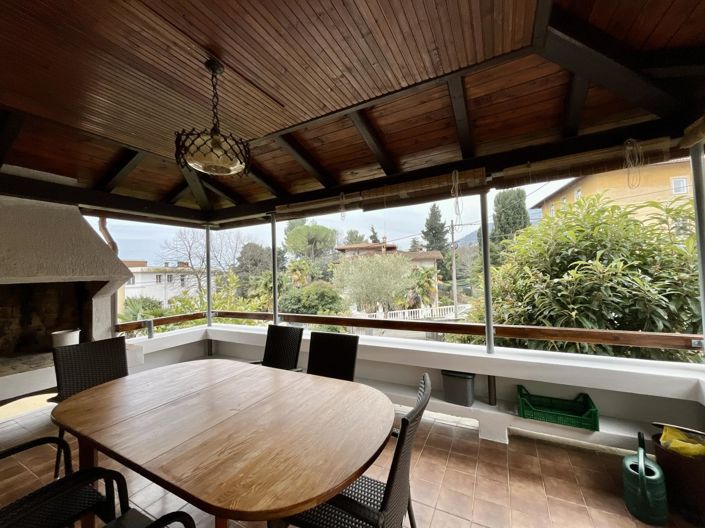 Image No.16-6 Bed Property for sale