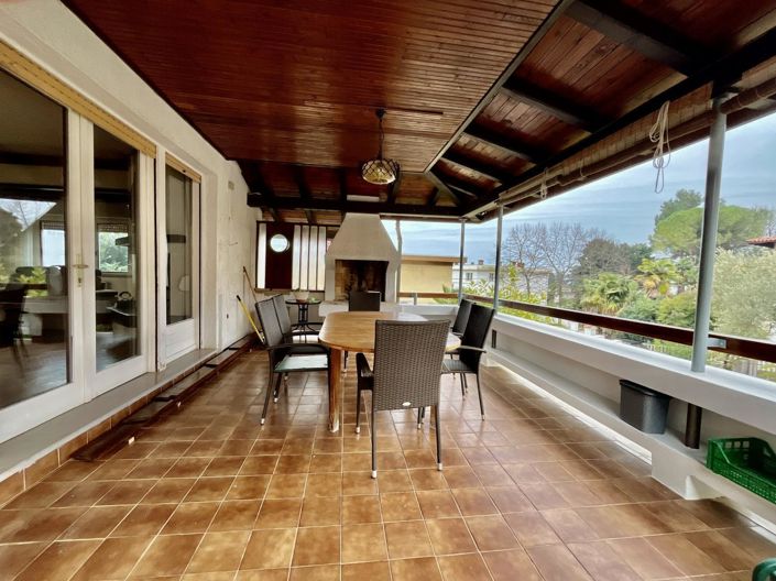 Image No.17-6 Bed Property for sale