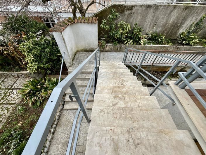 Image No.18-6 Bed Property for sale