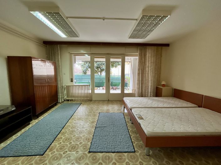 Image No.19-6 Bed Property for sale