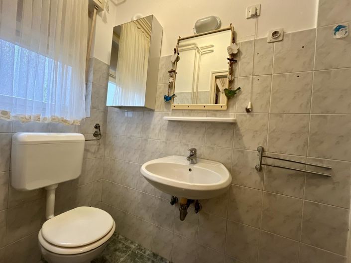 Image No.22-6 Bed Property for sale