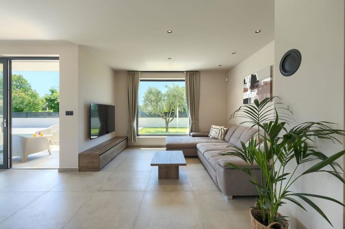 Image No.13-3 Bed Property for sale