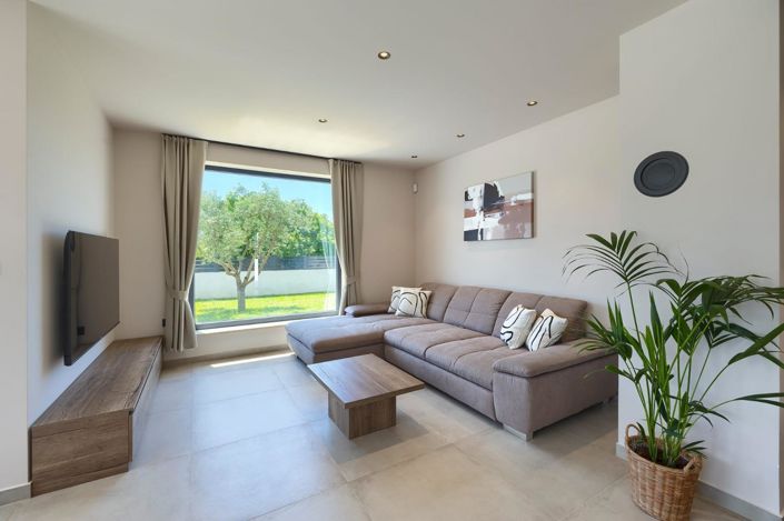 Image No.17-3 Bed Property for sale