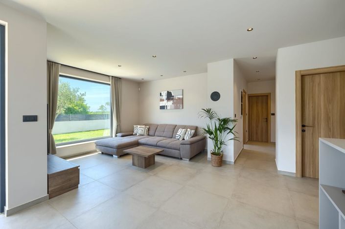 Image No.18-3 Bed Property for sale