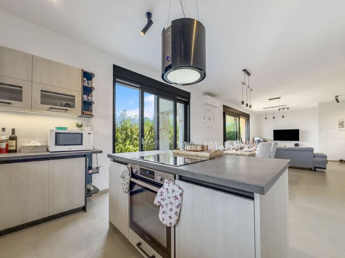 Image No.8-3 Bed Property for sale