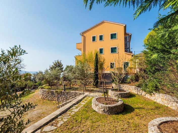 Image No.4-15 Bed Property for sale