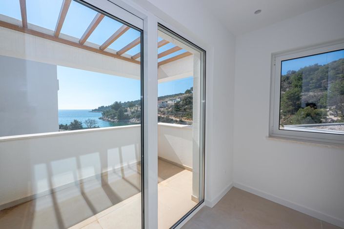 Image No.4-4 Bed Property for sale