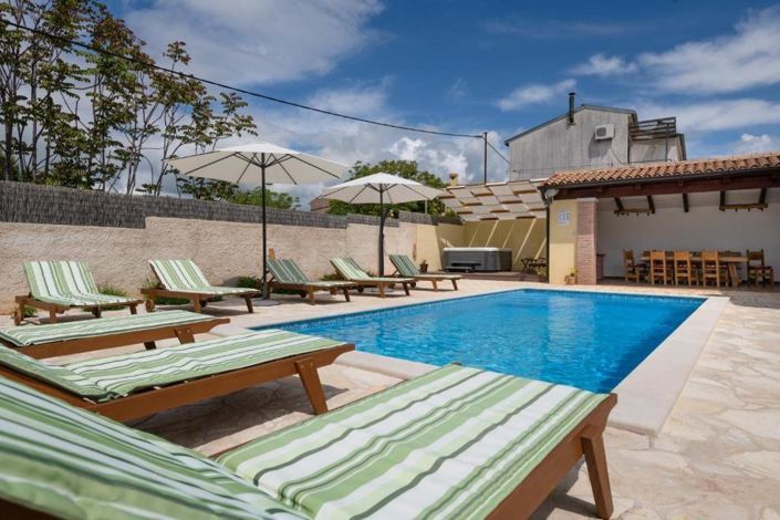 Image No.4-4 Bed Property for sale