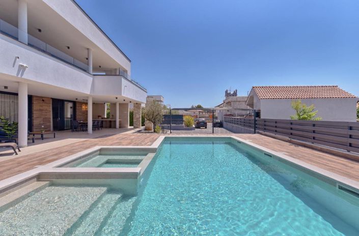 Image No.2-4 Bed Property for sale