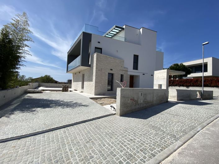 Image No.2-5 Bed Property for sale