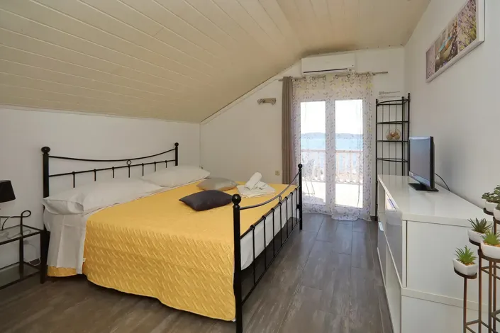 Image No.12-10 Bed Property for sale