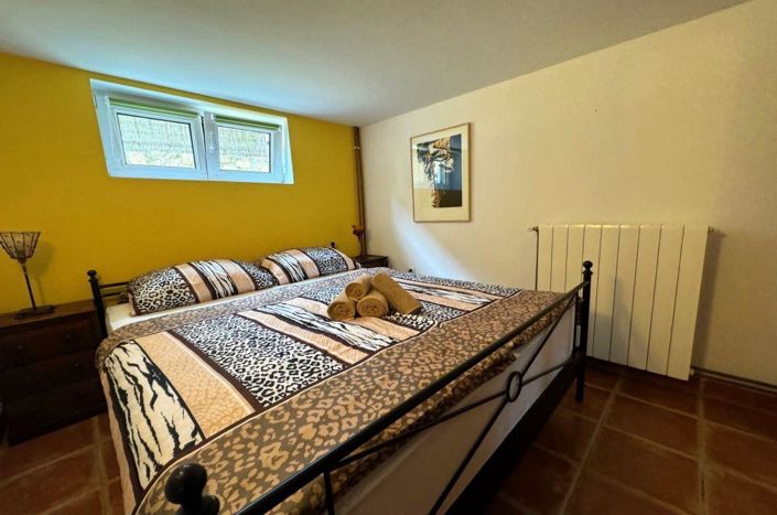 Image No.12-3 Bed Property for sale