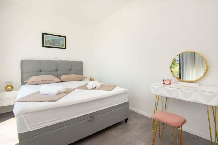 Image No.18-4 Bed Property for sale