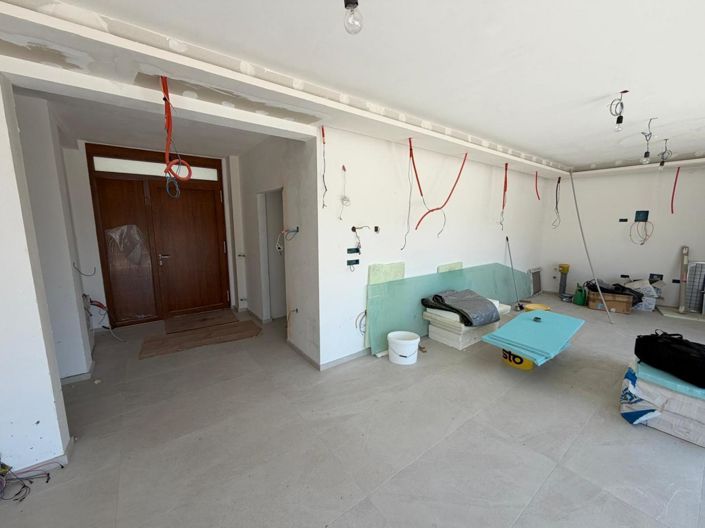 Image No.22-6 Bed Property for sale