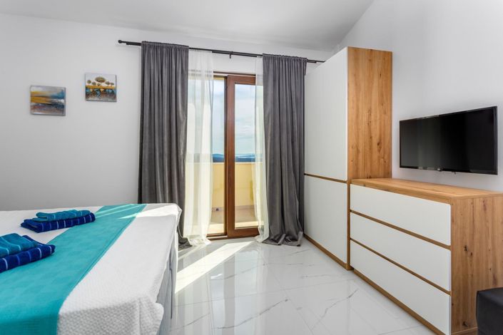 Image No.14-3 Bed Property for sale