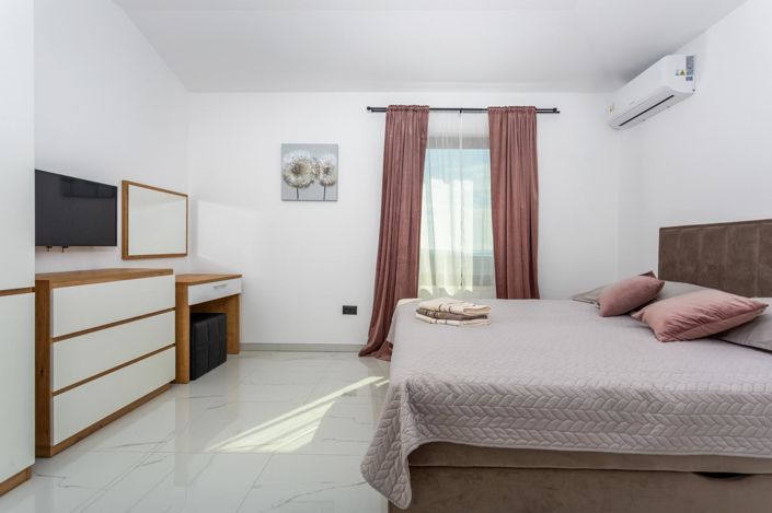 Image No.15-3 Bed Property for sale