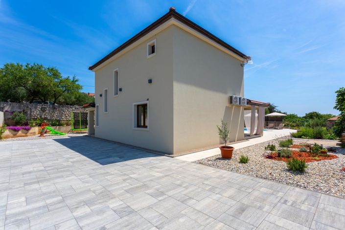 Image No.19-3 Bed Property for sale