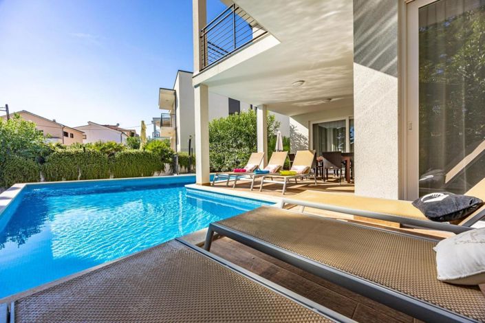 Image No.11-6 Bed Property for sale