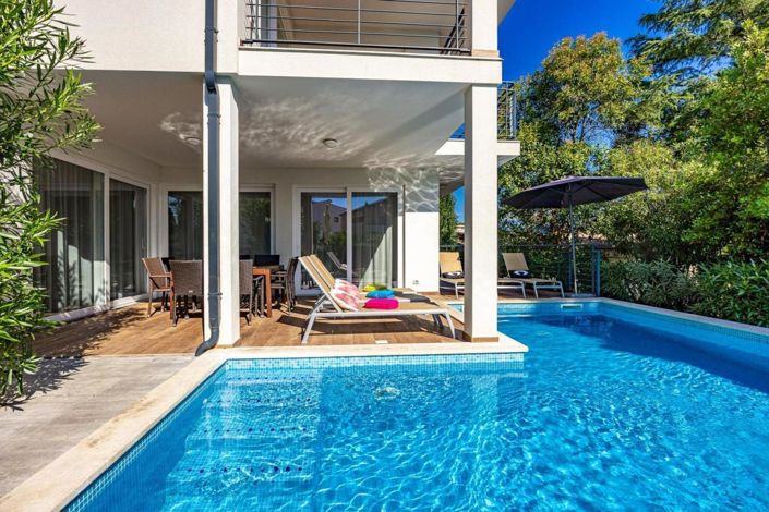 Image No.12-6 Bed Property for sale