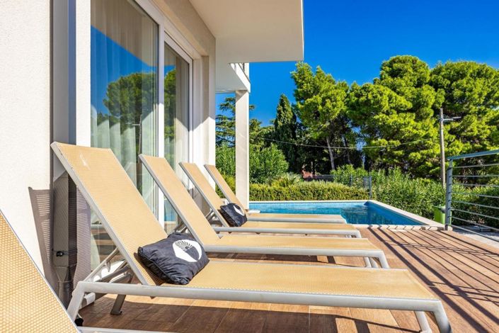 Image No.14-6 Bed Property for sale
