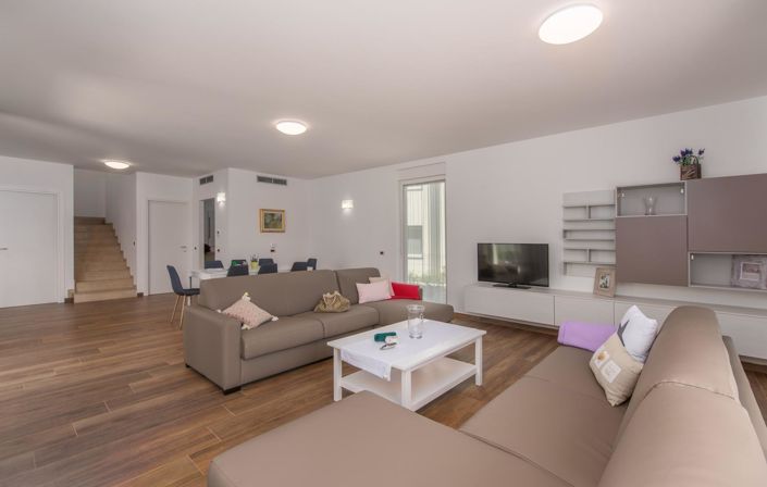 Image No.8-6 Bed Property for sale