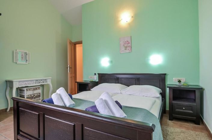 Image No.20-4 Bed Property for sale