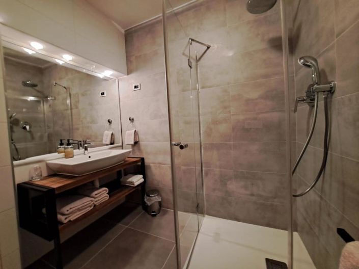Image No.17-5 Bed Property for sale