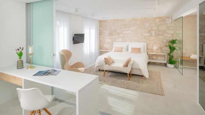 Image No.22-6 Bed Property for sale