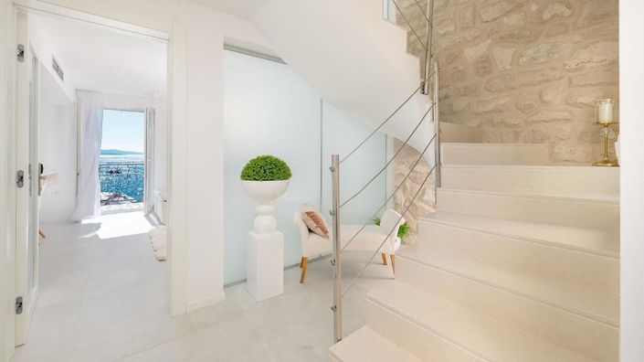Image No.12-6 Bed Property for sale