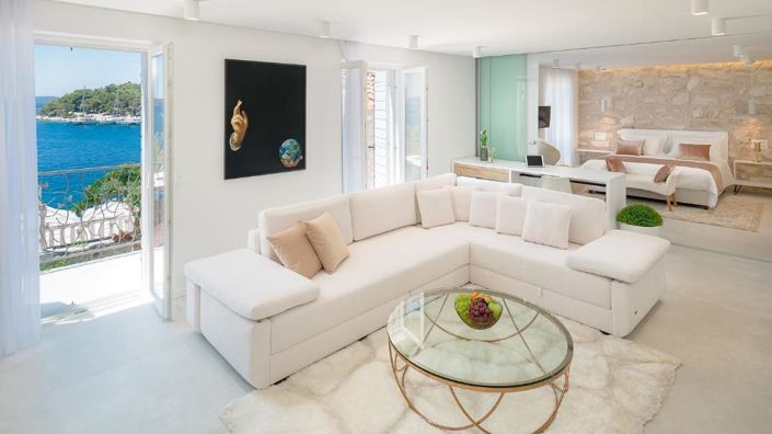 Image No.24-6 Bed Property for sale