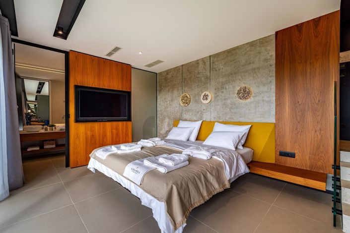 Image No.19-10 Bed Property for sale