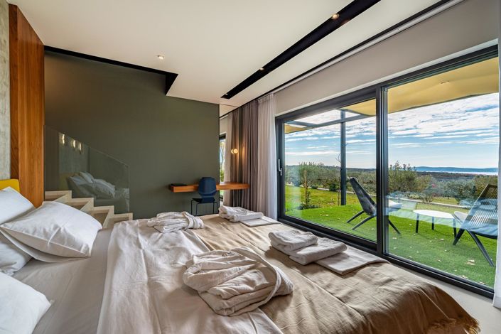 Image No.20-10 Bed Property for sale