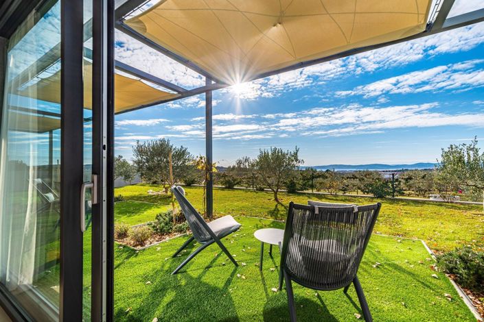 Image No.8-10 Bed Property for sale