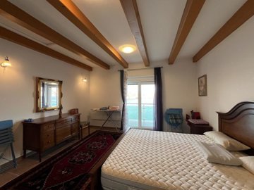 158100-596340