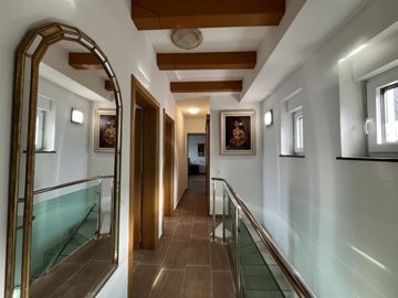 158100-596341