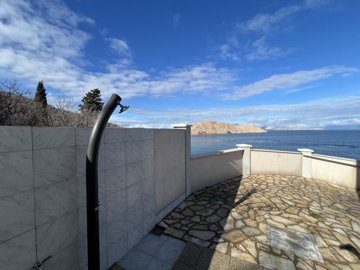 158100-596332