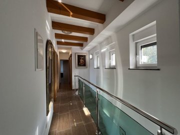 158100-596335