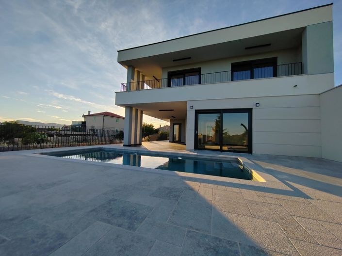 Image No.19-4 Bed Property for sale