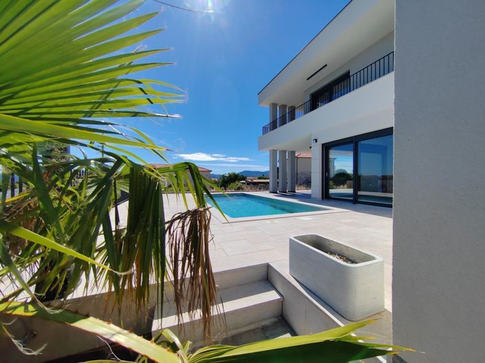Image No.9-4 Bed Property for sale