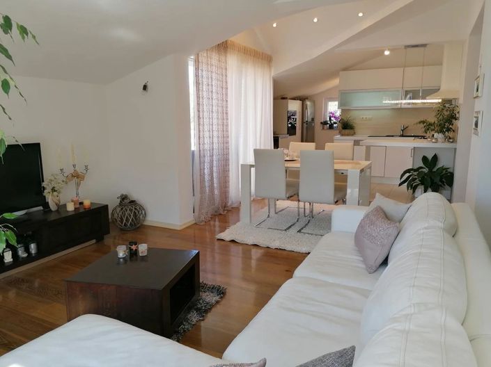 Image No.5-9 Bed Property for sale